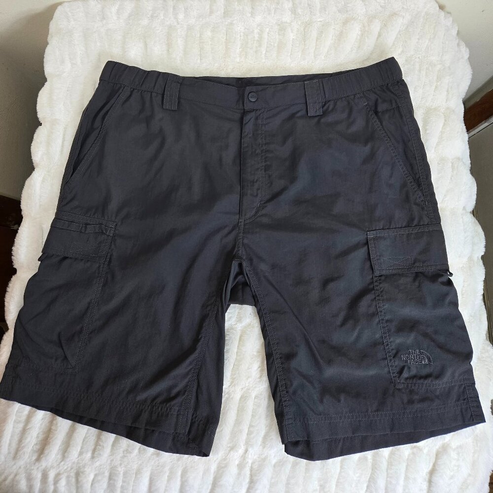 Extra Large XL / TG The North Face Cargo Shorts New without Tags Dark Gray Color